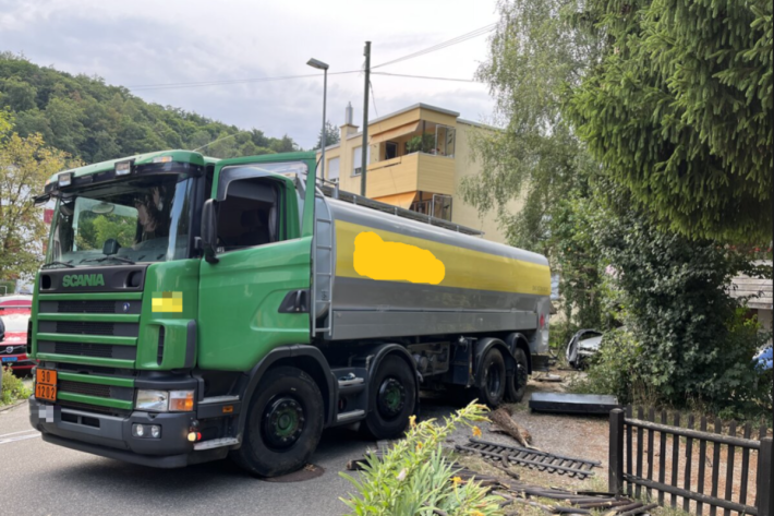 Tanklastwagen rollt unkontrolliert durch zwei Gärten und kollidierte mit Auto und Hausfassade