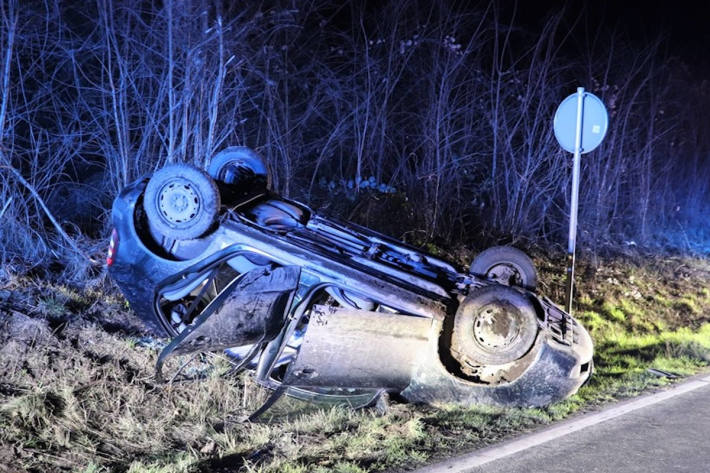 Auto überschlägt sich, drei Personen verletzt