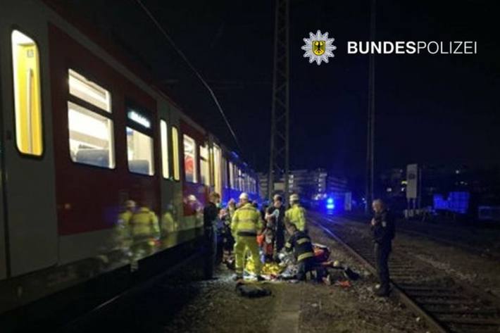 Unbekannte Person wird von S-Bahn erfasst.