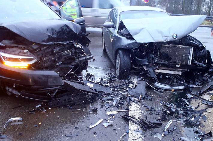 Durch die Kollision in Neudorf verletzten sich der VW-Fahrer und seine Beifahrerin