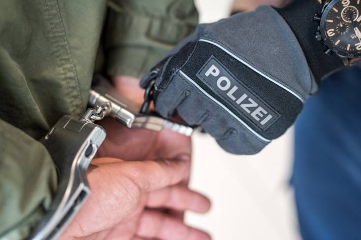 Die Beamten der Bundespolizei Siegen, die sich zufällig vor Ort befanden, überwältigten den Täter und nahmen ihn in Gewahrsam.