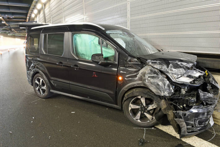 Unfallfahrzeug auf der A2 in Luzern