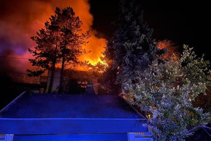 Dachstuhl eines Zweifamilienhauses in Rheinbreitbach in Flammen aufgegangen