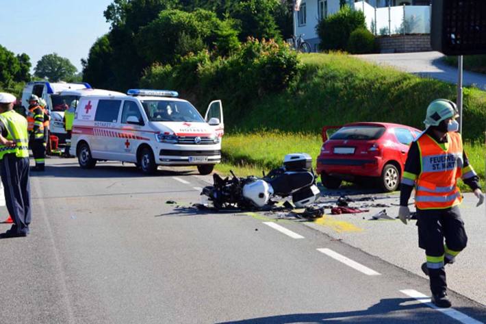 Beim Abbiegen auf der Siedlungskreuzung übersah eine PKW Lenkerin ein entgegenkommendes Motorrad