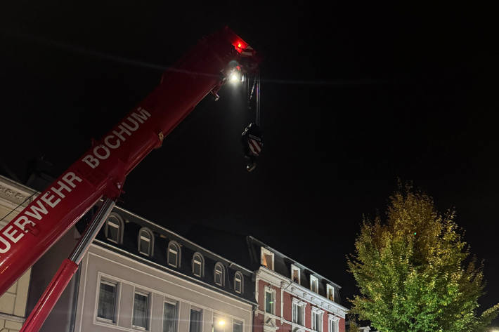 Die Feuerwehr Bochum unterstützte mit einem Kran.