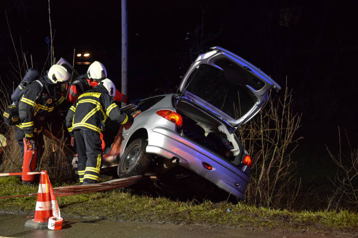 Von Straße abgekommen und mit Baumstumpf kollidiert