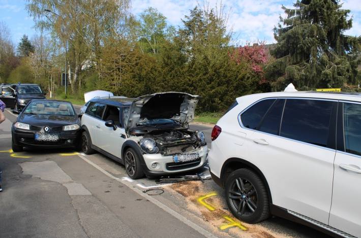 Der Unfall ereignete sich, weil ein 83-jähriger Mercedes-Fahrer mit seinem Fuß zwischen dem Gas-und Bremspedal in Bergisch Gladbach stecken blieb