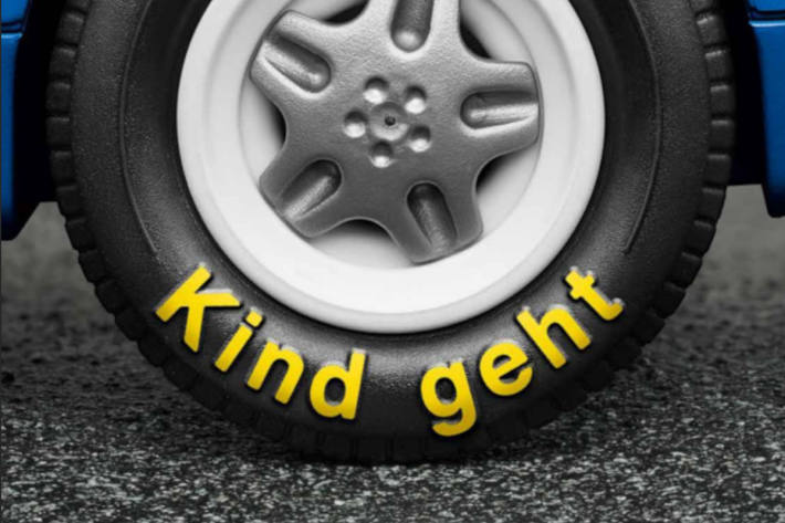 Das richtige Verhalten lernen Kinder am besten, wenn die Erwachsenen es richtig vormachen.