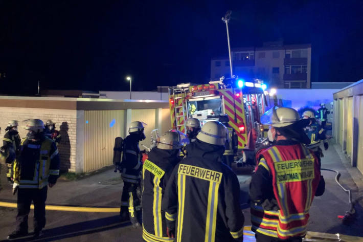 Zwei Menschen bei Zimmerbrand verletzt