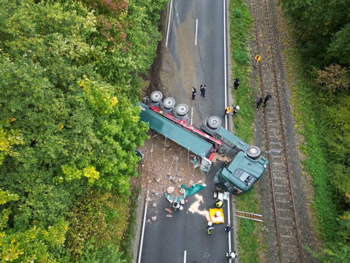 Sattelzug liegt nach Unfall quer auf der Bundesstraße 516