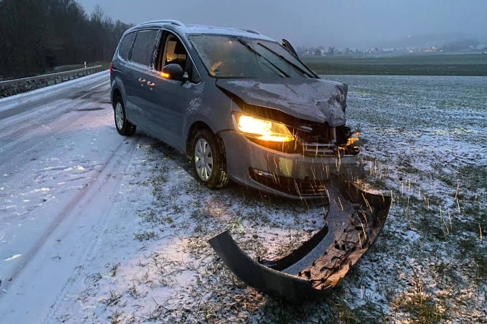 Nach einem Verkehrsunfall in Sitterdorf mussten zwei Personen ins Spital gebracht werden