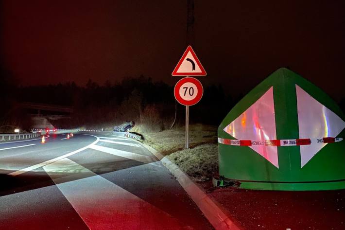 Ein Autolenker ist letzte Nacht bei Cham ZG mit dem Auto verunfallt.