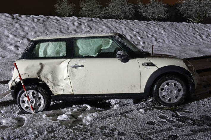 Das Auto landet auf den Geleisen.