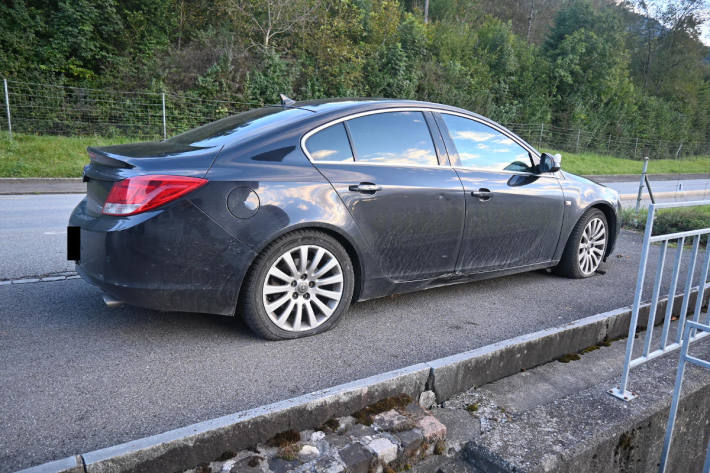 Der Lenker muss einem Kind ausweichen und beschädigt dabei die Reifen seines Wagens.