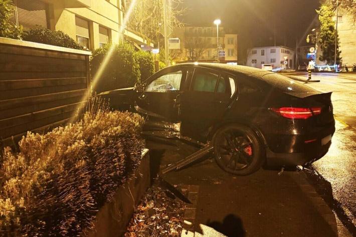 Gegen eine Betonmauer geprallt