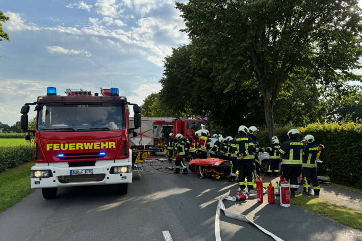 Zwei Kinder, die sich ebenfalls im Auto befanden, wurden leicht verletzt.