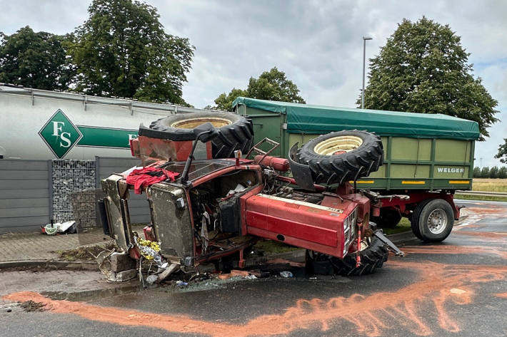 Auf nasser Fahrbahn verlor der Lenker die Kontrolle und der Traktor kippte um.