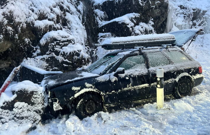 Zwei Unfälle auf vereister Fahrbahn