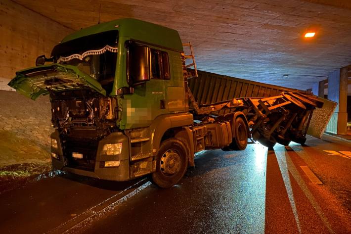 Die betroffenen Fahrbahnen blieben für mehrere Stunden gesperrt.