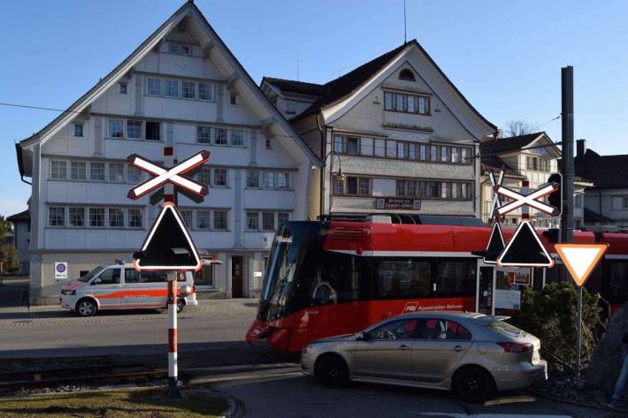 Kollision zwischen Auto und Bahn in Speicher