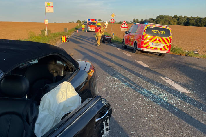 Ein Motorrad und ein Pkw kollidierten.