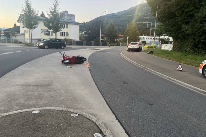 Beim Unfall in Buchs SG verletzte sich der Rollerfahrer.