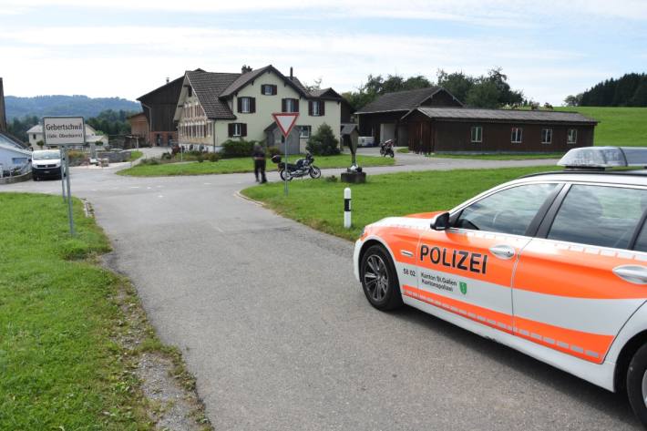 Der Motorradfahrer verletzte sich nach der Kollision mit einem Auto in Gebertschwil SG an der Schulter.