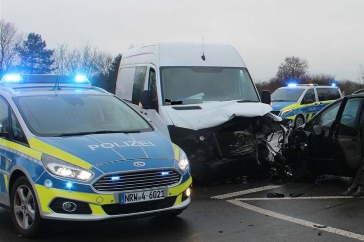 Kollision zwischen Mercedes Sprinter und Daewoo