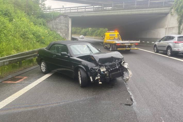 Die Lenkerin vom Saab hat in Cham ZG einen Verkehrsunfall verursacht.