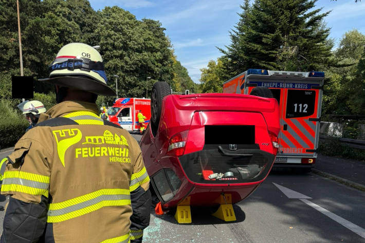 Ein Pkw überschlug sich bei dem Unfall.