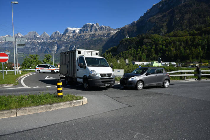  Zusammenprall zwischen Auto und Lieferwagen