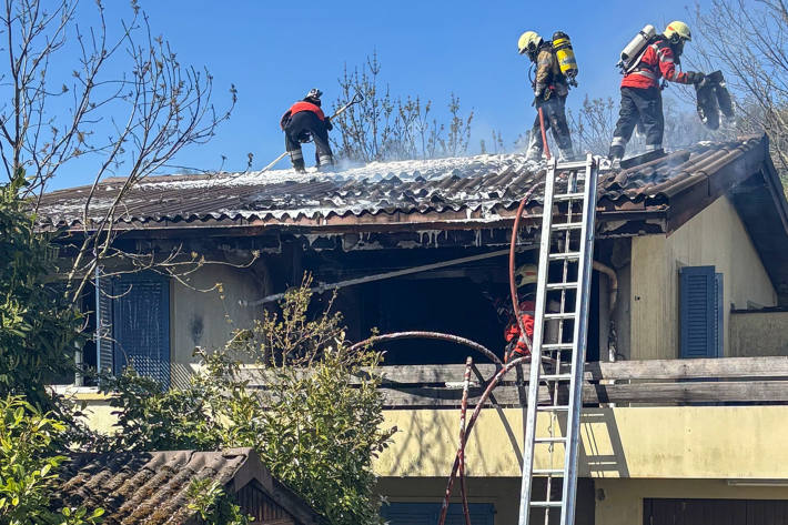 Brand in Haus erfordert Feuerwehreinsatz