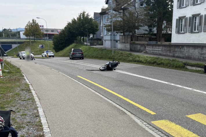 Der Motorradfahrer wurde von einem Auto touchiert.