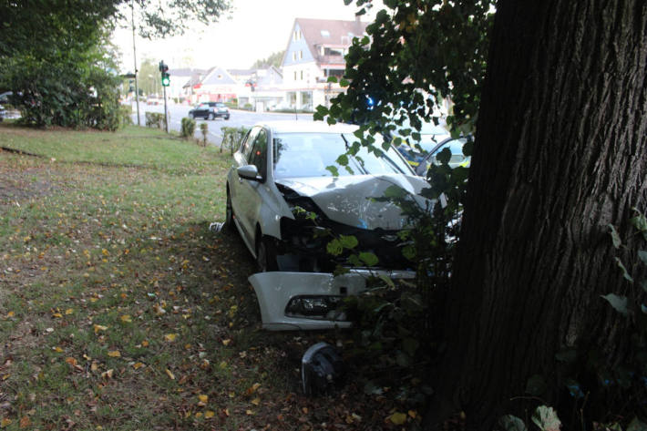 31-jährige Bergisch Gladbacherin fährt frontal gegen einen Baum