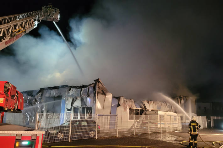 Gebäudebrand in einem Industriegebiet in Lennestadt-Altenhundem.