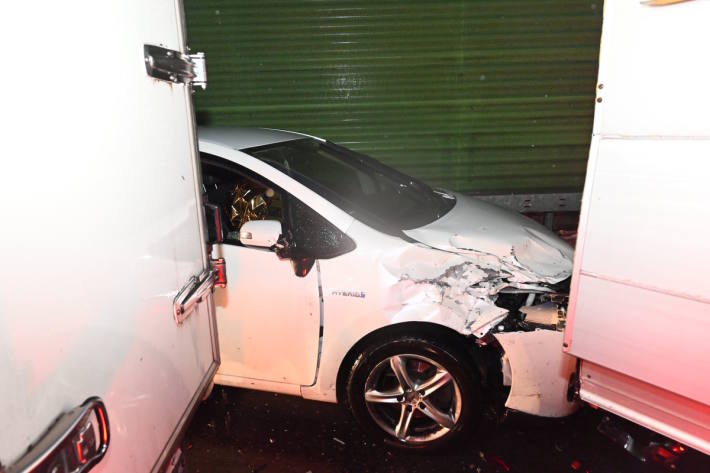 Front des Autos wurde bei der Kollision stark beschädigt