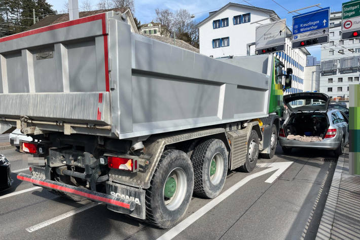 Kollision zwischen Lastwagen und Auto