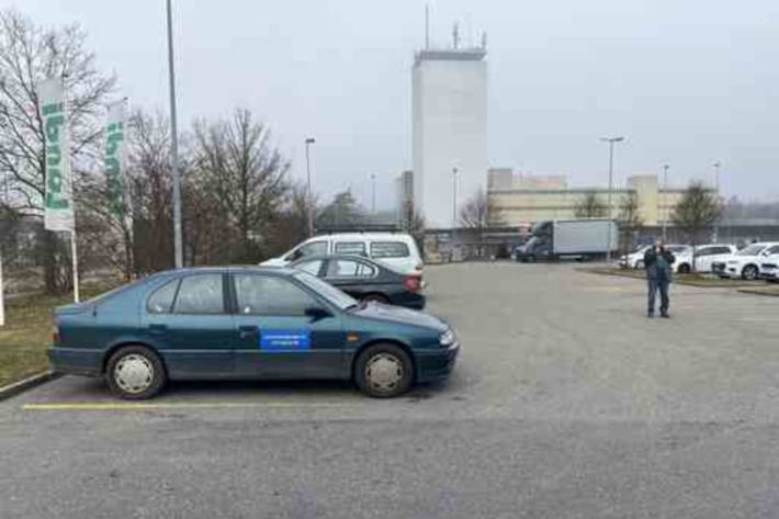 Zeugenaufruf zu Verkehrsunfall auf Parkplatz in Schaffhausen