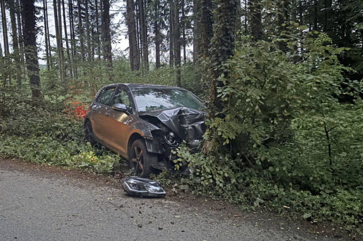 Frontal gegen einen Baum geprallt