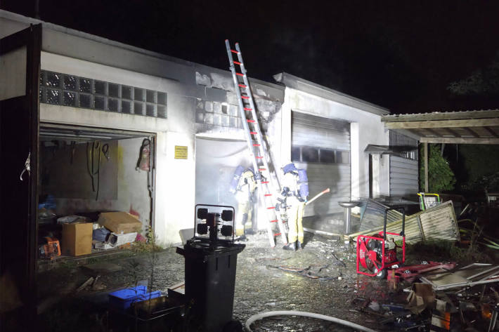 Beim Eintreffen der Feuerwehr stand die Garage bereits in Vollbrand.
