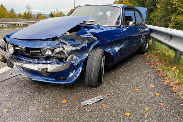 Kontrolle über Oldtimer verloren und in Leitplanke gekracht auf der A1