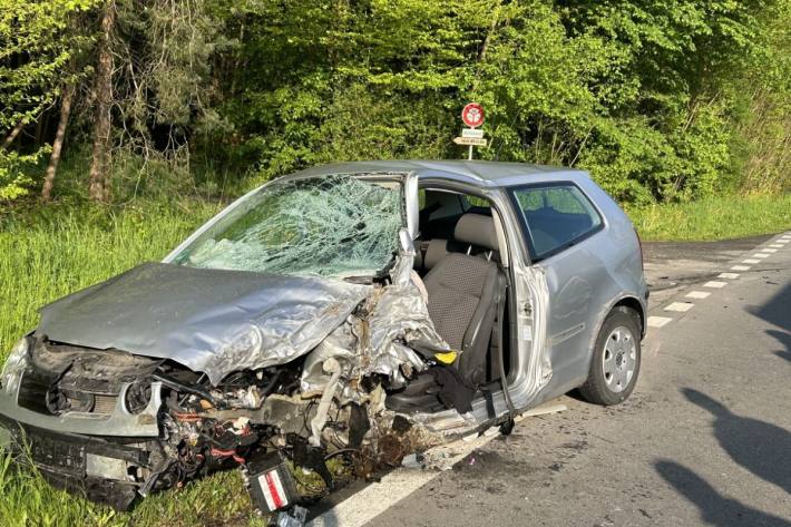 Die Unfallverursacherin verletzte sich schwer und musste mit einem Rettungshelikopter ins Spital geflogen werden.