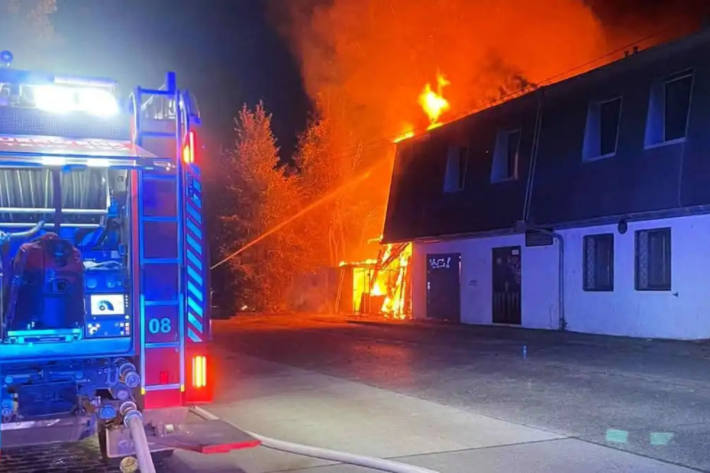 Die Feuer konnte ein Übergreifen der Flammen gerade noch verhindern.