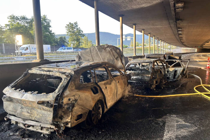 Beim Unfall auf der A1 bei Neuenhof brannten mehrere Autos aus.
