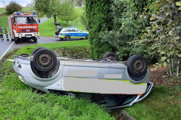 Feuerwehr Einsatz wegen auf Dach liegendem PKW