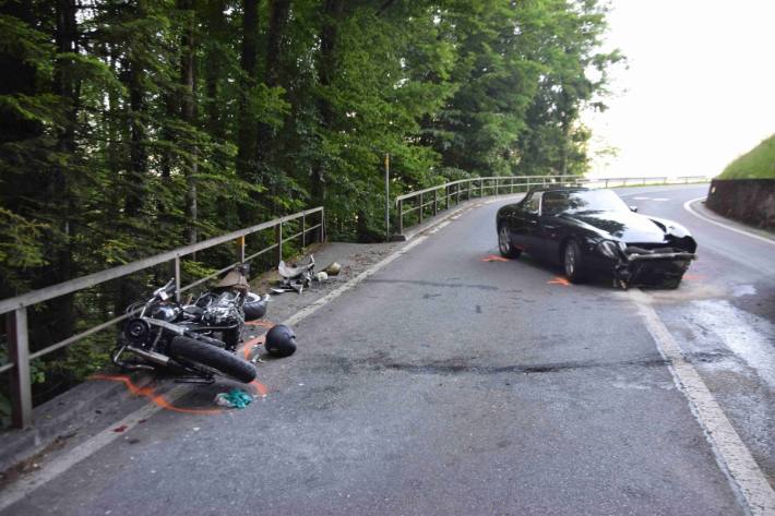 Gestern kam in Sarnen OW ein Auto auf die Gegenfahrbahn und kollidierte mit einem Motorrad.