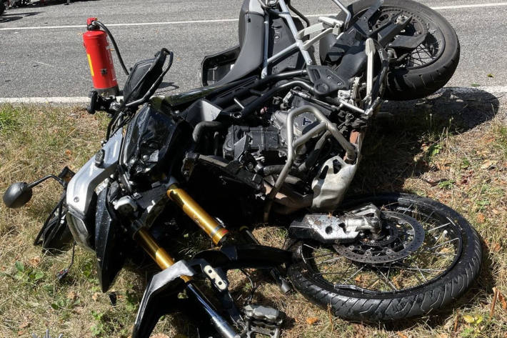 Beide Fahrer wurden schwer verletzt.