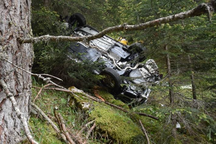 Auto kommt bei Surava GR vond er Strasse ab.