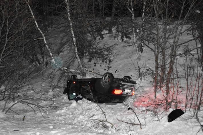 Auto landet in Celerina auf der Engadinerstrasse bei Selbstunfall auf Dach