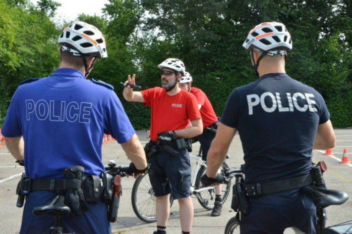 Zwei Instruktoren bilden die Kursteilnehmenden in den unterschiedlichen Fahrtechniken aus.